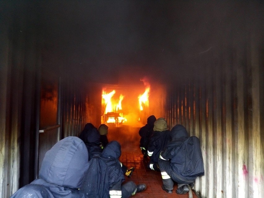 Ćwiczenia w komorze ogniowej przy OSP w Kłaju