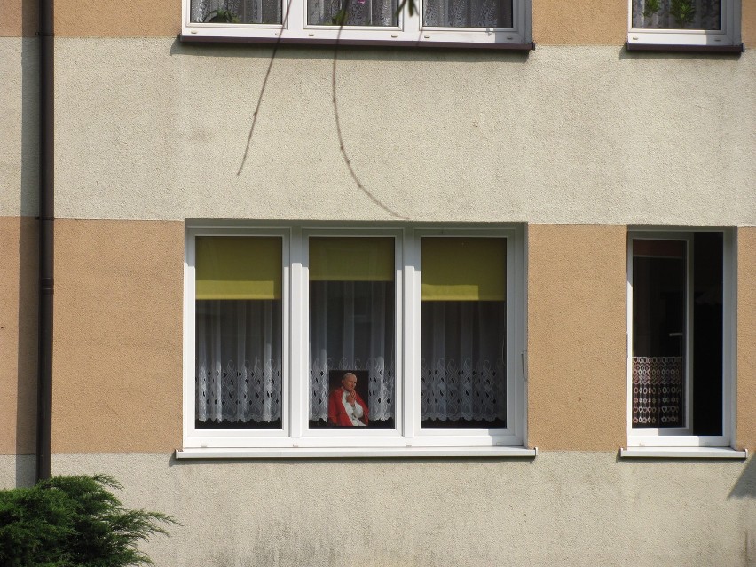 Gliwiczanie udekorowali okna przed niedzielną beatyfikacją Jana Pawła II
