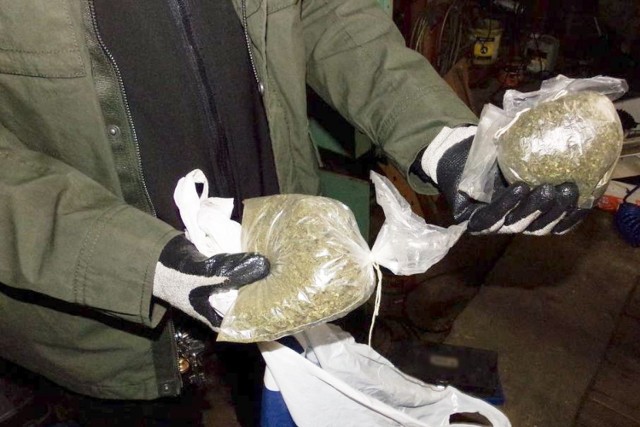 W trakcie policyjnych czynności okazało się, że narkotyki sprzedawane są wprost z samochodu.