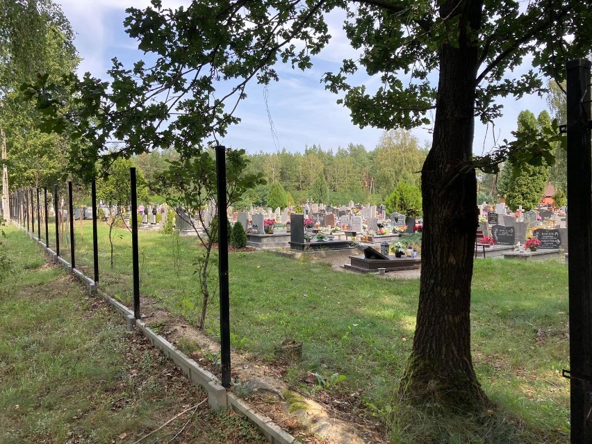 Ukradziono niemal całe ogrodzenie cmentarza w Kunicach