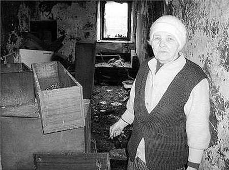 Anna Janiak mieszka przy ulicy św. Jana w Pabianicach, tuż pod mieszkaniem, w którym doszło do groźnego pożaru 	Fot. KRZYSZTOF SZYMCZAK