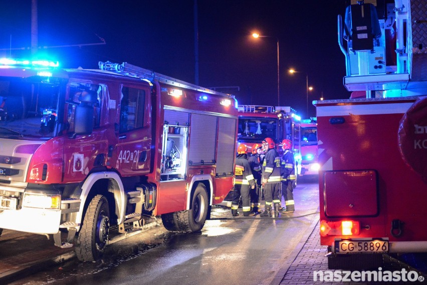 Groźny pożar przy ul. Chełmińskiej. Poparzony mężczyzna trafił do szpitala [wideo, zdjęcia]