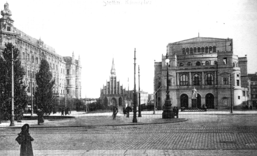 To zdjęcie pokazuje dokładną lokalizację teatru. Po lewej...