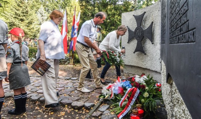 W Bydgoszczy trwają obchody 80. rocznicy wybuchu II wojny światowej. 

O godz. 10.00 złożono kwiaty na Cmentarzu Bohaterów Bydgoszczy. W ramach obchodów zaplanowano również ceremonię patriotyczną na Starym Rynku oraz rajd rowerowy przez Dolinę Śmierci i na Cmentarz Bohaterów Bydgoszczy. 

Do końca miesiąca na Starym Rynku będzie można oglądać wystawę fotografii z okresu okupacji niemieckiej w Bydgoszczy.