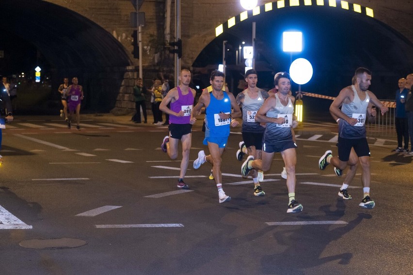 Półmaraton Praski 2022. Tysiące biegaczy wzięło udział w nocnym biegu na prawym brzegu Wisły 