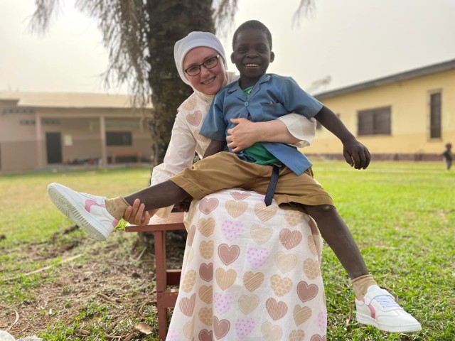 Fundacja Sióstr św. Dominika. Zbiórka dla maluchów z Afryki zakończona sukcesem. "Niektóre dzieci widziały pierwszy raz buty"