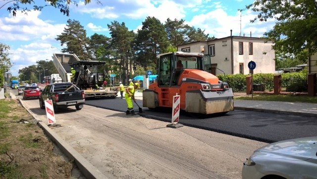 Trwa układanie warstwy ścieralnej masy bitumicznej na ulicy Ofiar Katynia