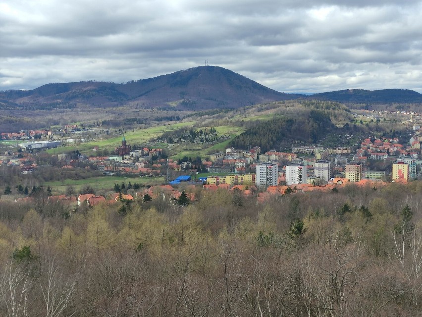 Wieża widokowa na Wzgórzu Gedymina w Szczawnie-Zdroju. Dolnośląski turystyczny hit przyciąga jak magnes i zaprasza na majówkę!