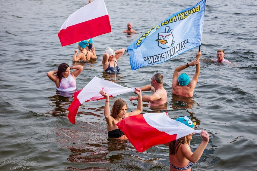 Giżycki Klub Morsów Zimny Ptak obchodził Święto Niepodległości w wodzie [Zdjęcia]