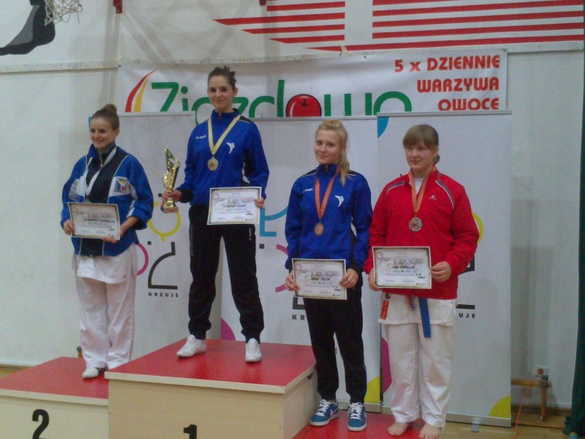 10 medali karateków z Bonsai UKS Dwójka Tomaszów na turnieju w Łodzi