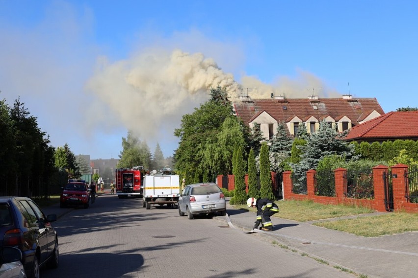 Pożar na ul. Brzechwy w Śremie. Strażacy gaszą budynek w zabudowie szeregowej