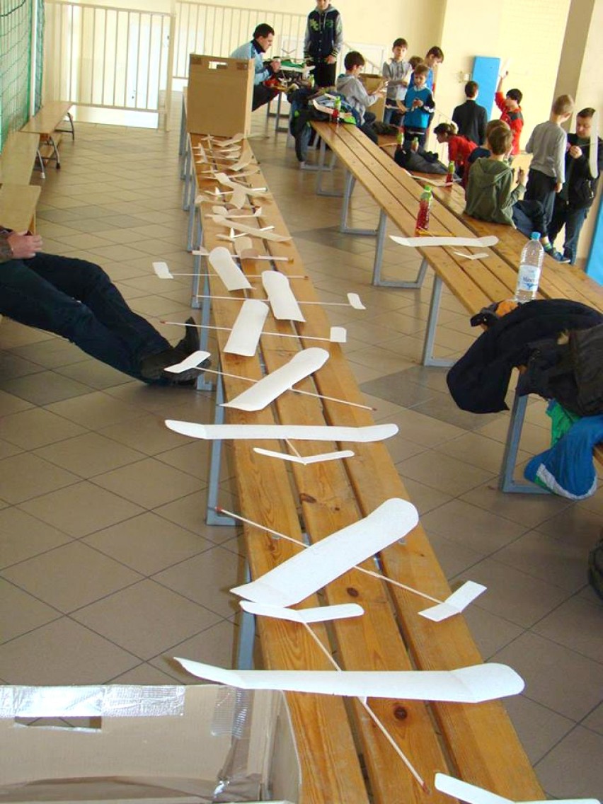 Halowe zawody modeli latających w Kołaczkowie.