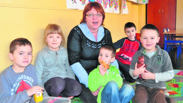 Beata Michalak zapewnia, że dzieci zdrowe, które uczą się wspólnie z niepełnosprawnymi, nie pozostają w tyle z materiałem.