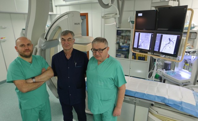 Zespół chirurgów pod kierownictwem dr n. med. Marka Wilczyńskiego pomaga pacjentom głównie z tętniakami i miażdżycą kończyn dolnych oraz tętnic szyjnych.