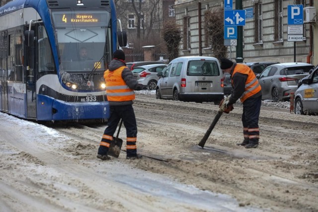 Na ulicach Krakowa nadal panują trudne warunki i ruch jest utrudniony. W wielu miejscach tworzą się korki samochodowe.