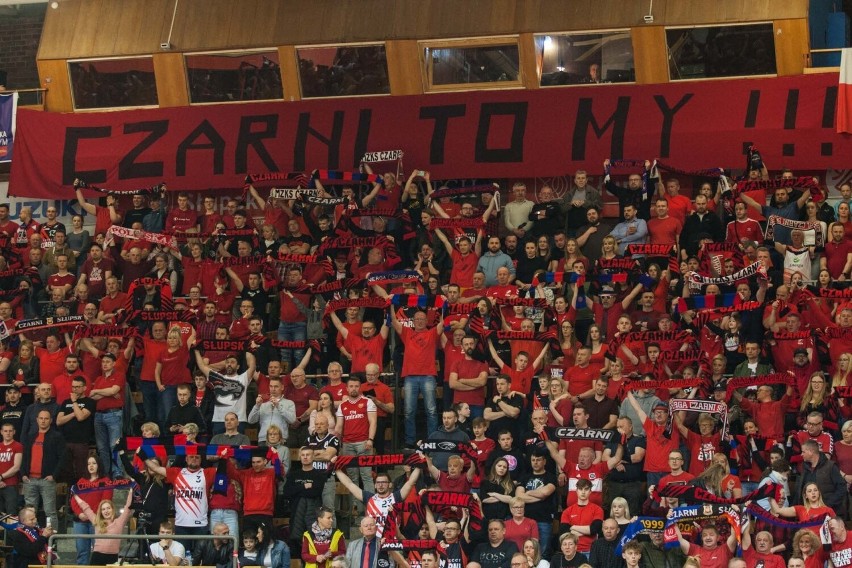 Kibice Czarnych Słupsk podczas pierwszego meczu play-off.