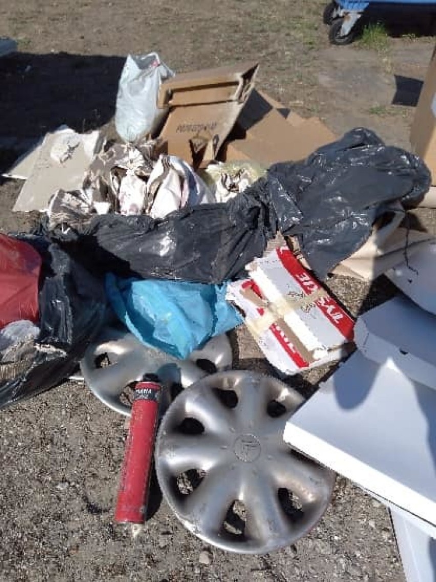 Podrzucone śmieci pod SP3 - szkoła prosi o pomoc w odnalezieniu sprawcy