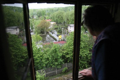 Taki był widok z okna kamienicy przy ul. Szadoka w maju tego roku