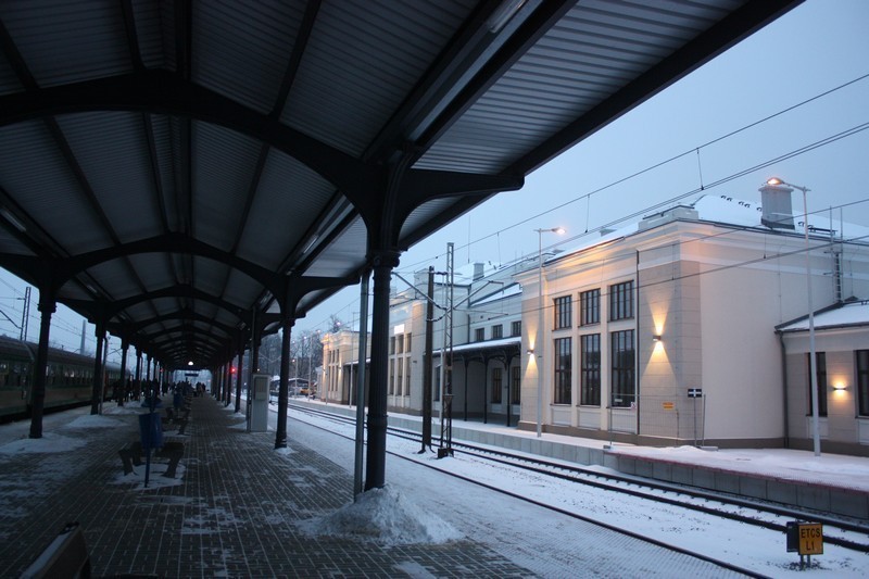 Obecny widok dworca od strony peronu numer dwa.