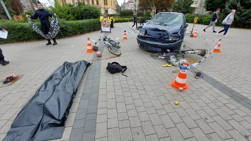 Legnica: Dni bezpieczeństwa na drogach, uczniowie klasy policyjnej włączyli się w akcję