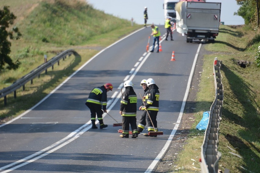 Zderzenie dwóch ciężarówek w Wabczu. Jedna osoba w szpitalu [wideo, zdjęcia]