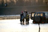 Fatalny koniec rajdu po rozlewisku Warty. Auto ugrzęzło, ewakuacja pasażerów ZDJĘCIA