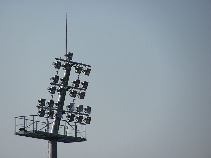 Kalisz: Stawiają jupitery na stadionie przy Łódzkiej w Kaliszu. ZDJĘCIA