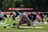 Wróciły wakacyjne poranki z jogą na stadionie [ZDJĘCIA]