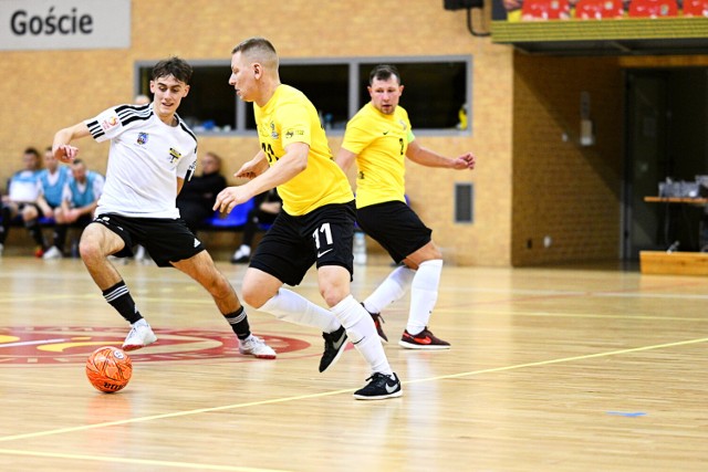 Futsal Świecie (żółte koszulki) pokonał w derbowym meczu TAF Toruń 4:1 (0:0)