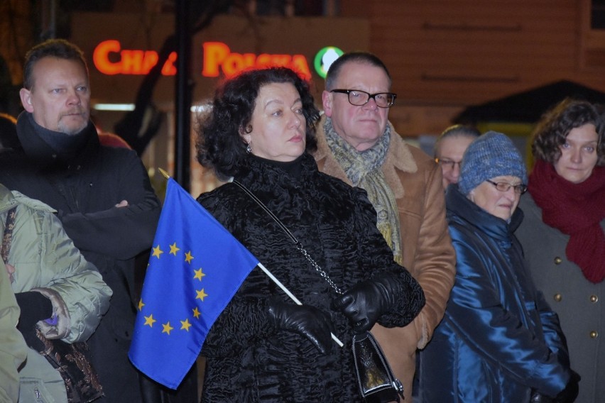 Spontaniczny spacer, protest przed sądem w Legnicy [ZDJĘCIA]