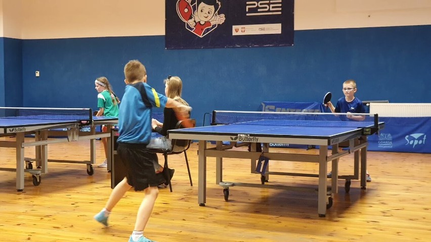 Udany start przy stole tenisowym najmłodszych zawodników UKS Junior Miastko