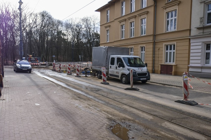 Prace przy przebudowie torowiska w ciągu ulicy Bydgoskiej...