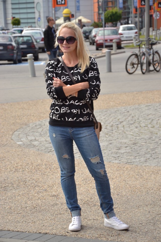 Kasia to street style pełną parą w bardzo dobrym wydaniu. Dziewczyna jest niska, ale świetnie poradziła sobie z proporcjami, m.in. dzięki podwinięciu nogawek. Bluza również została świetne dobrana do spodni i dodatków - białe napisy korespondują z efektownym białym zegarkiem i bransoletką. Torebka jest wisienką na torcie.