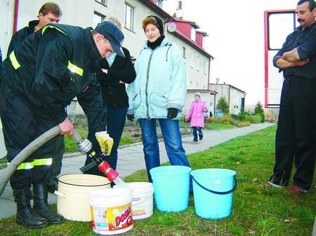 W ciągu jednego dnia strażacy przywożą do Międzyborza nawet 20 tysięcy litrów wody.	Fot. Piotr Furtak