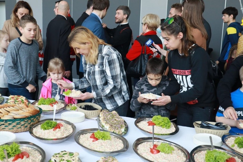 Wielkie ukraińskie śniadanie wielkanocne w łódzkiej hali Expo przygotowano 2 tysiące porcji