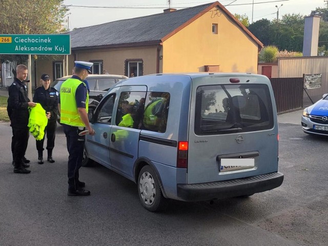 Radziejowscy policjanci wspólnie z kadetami z „Mechanika” rozdawali odblaski