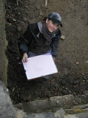 Na dnie zbiornika, który zbudowano w ratuszowej piwnicy, archeolog Agnieszka Mielec sporządza dokumentację. zdjęcia: Gabriela Lorek