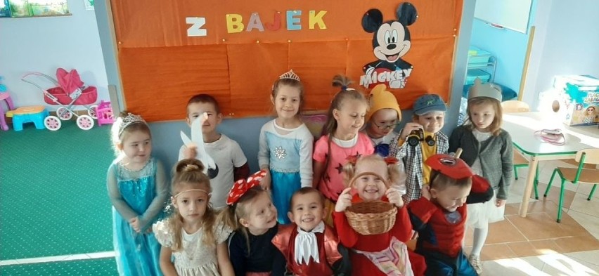 Przedszkole Motylek w Kazimierzy Wielkiej świętowało Dzień Postaci z Bajek. Od pięknych kostiumów mogło zakręcić się w głowie [ZDJĘCIA]
