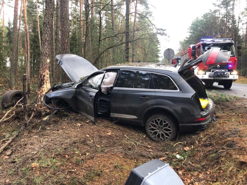 Koło Polkowic kierowca kradzionym audi śmiertelnie potrącił pracownika służby drogowej. Sprawca porzucił auto i uciekł w las