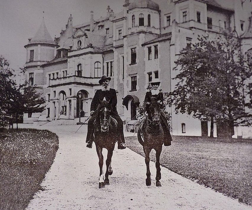 Książę Guido Henckel von Donnersmarck wraz ze swoją drugą żoną, Katarzyną Slepcow, przed repeckim pałacem; 1900-1910