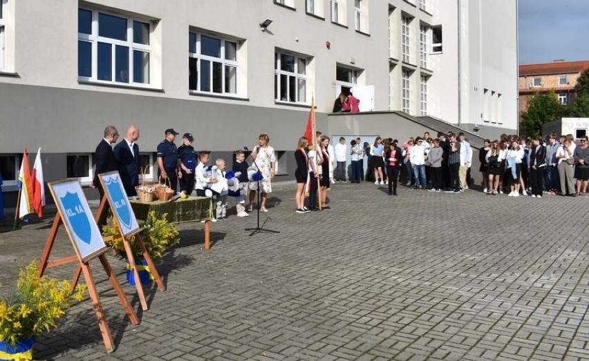 Komendant policji w Malborku nagrodził trzech uczniów Szkoły Podstawowej nr 8