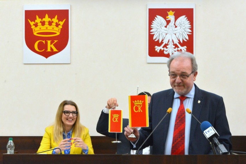 Sesja Rady Miasta Kielce. Kielce mają flagę, herb i insygnia władzy! 