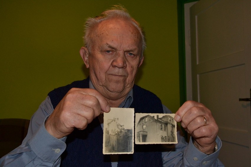 Marian Piksa pokazuje zdjęcia swojego domu, zniszczonego w...