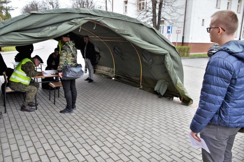 W 10 Opolskiej Brygadzie Logistycznej rozpoczęło się szkolenie służby przygotowawczej. Będą biegać, podciągać się na drążku i maszerować