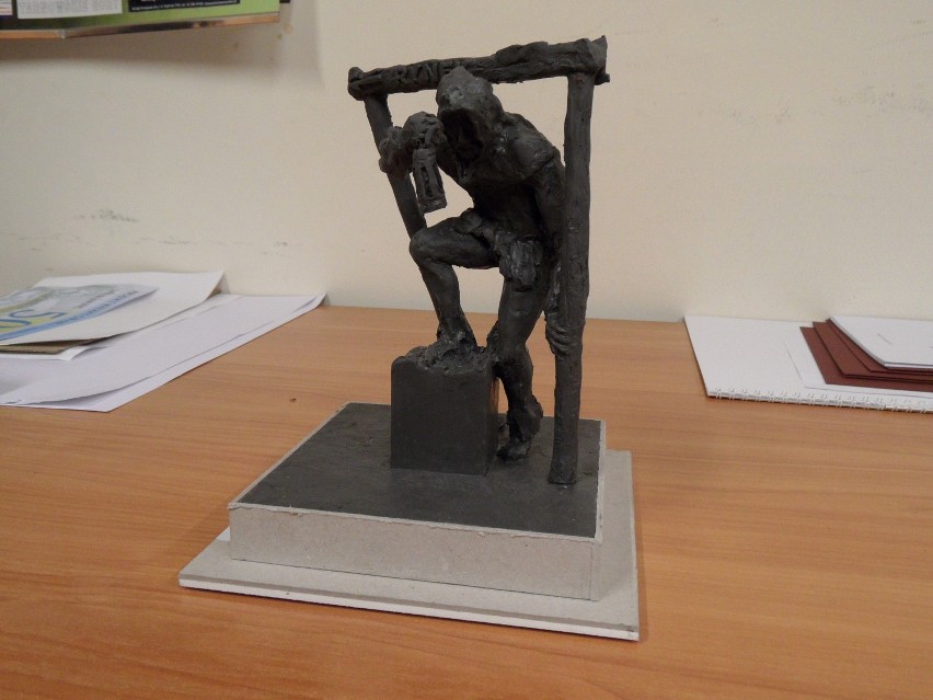 Projekt rzeźby gwarka autorstwa Norberta Jastalskiego, która...