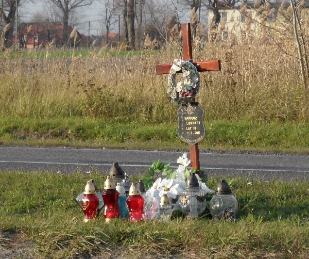 Krzyż przy Turyńskiej. W tym miejscu w maju 2013 r. zginął 33-letni Mariusz w drodze do pracy.