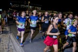 4F Półmaraton Praski 2019. Tysiące biegaczy w nocnych 21-kilometrach po Pradze [ZDJĘCIA]