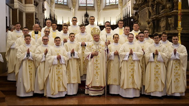W 2022 roku - święcenia kapłańskie w tarnowskiej katedrze przyjęło 17 diakonów, którzy przez sześć lat przygotowywali się do posługi duszpasterskiej