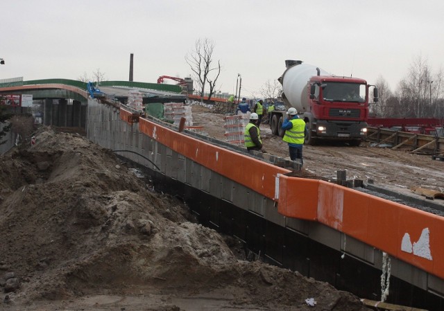 Z tegorocznego budżetu miasta blisko dwadzieścia milionów złotych trafi na dokończenie robót przy budowie ulicy Młodzianowskiej i wiaduktu nad torami kolejowymi.