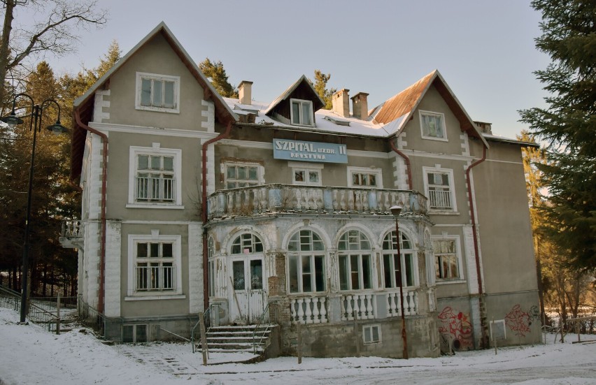 Opuszczony Szpital Uzdrowiskowy „Krystyna” w Rymanowie-Zdroju jest dewastowany [ZDJĘCIA]